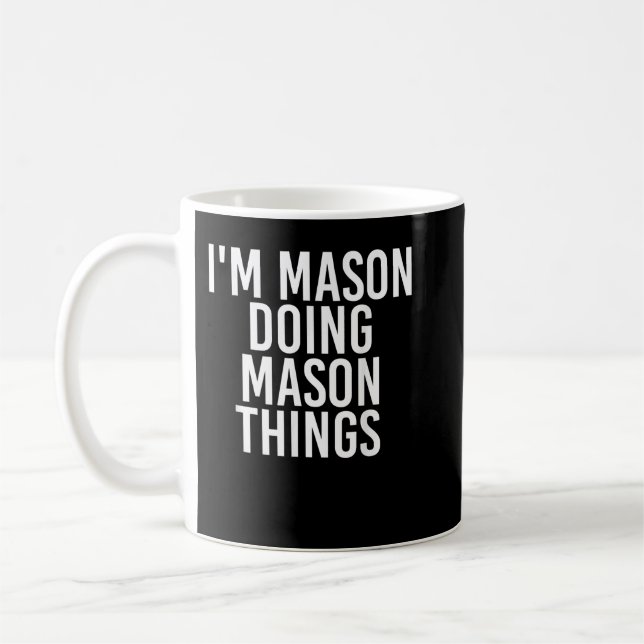 Mug I'M MASON DOING MASON THINGS Funny Birthday Nom G (Gauche)