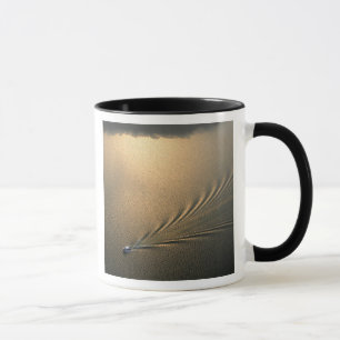 Mug image aérienne d'un bateau dans le lac Gatun Panam