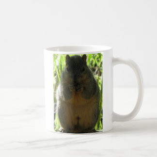 Mug Image mignonne d'un petit écureuil mangeant un
