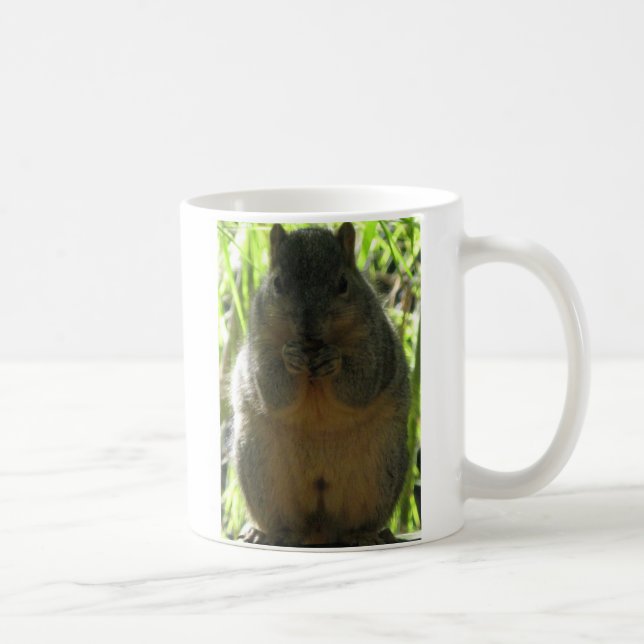 Mug Image mignonne d'un petit écureuil mangeant un (Droite)
