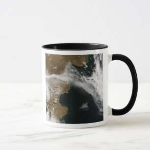 Mug Incinérez la plume de l'éruption du volcan de