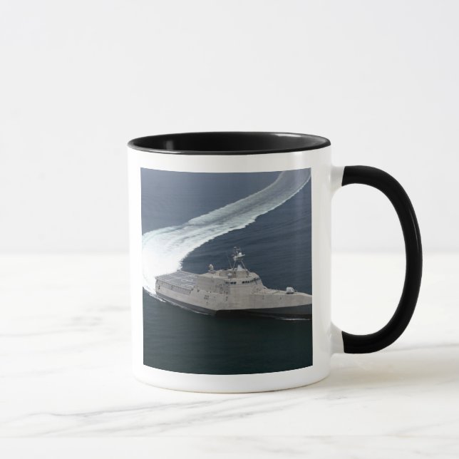 Mug Indépendance des navires de combat dans le golfe d (Droite)