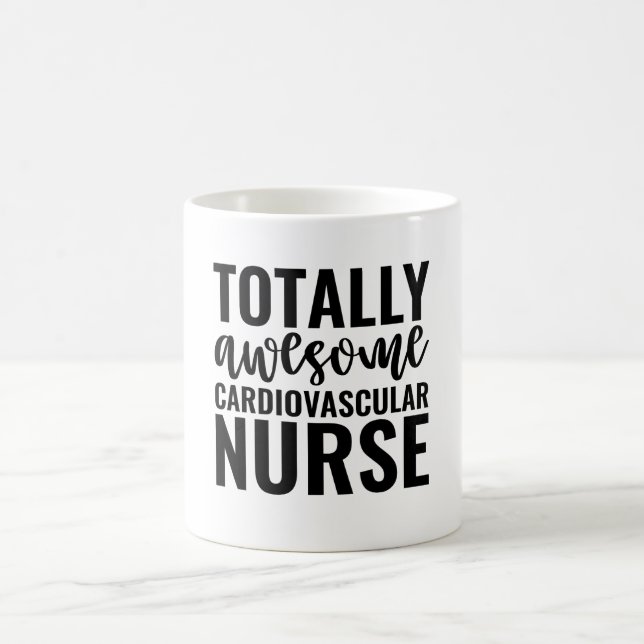Mug Infirmière en cardiologie totalement géniale (Centre)