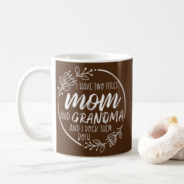 Mug J'ai deux titres Maman et grand-mère Je les roche (Avec donut)