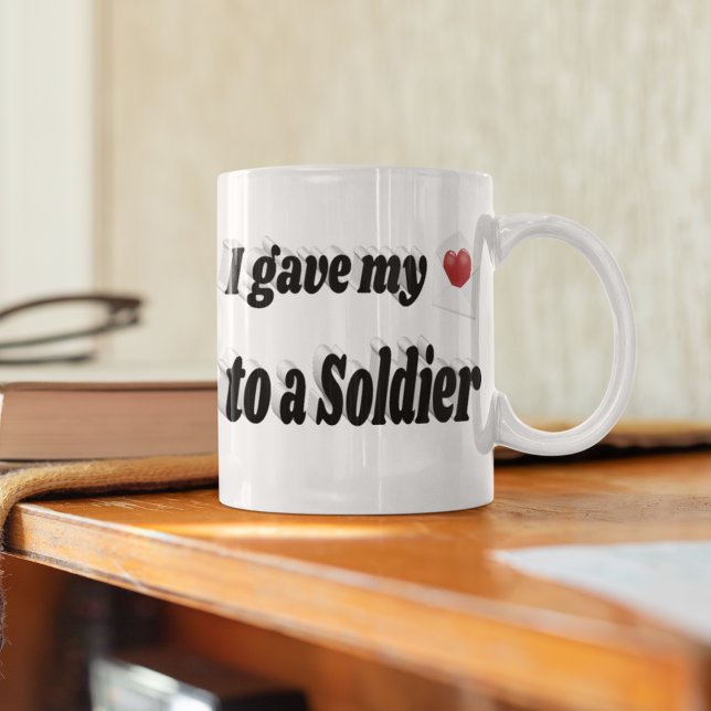 Mug J'ai donné mon coeur à un soldat en noir texte (Créateur téléchargé)