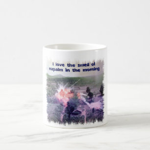 Mug J'aime l'odeur du napalm pendant le matin !