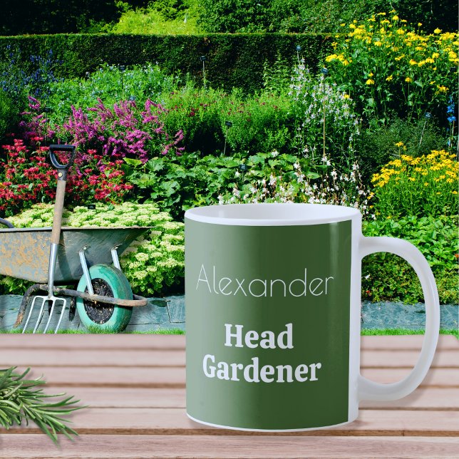 Mug Jardinier-chef Personnalisé Funny Jardin personnal (A green and white mug with Head Gardener caption. The novelty mug can be personalized with a name.)