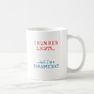 Mug JE COURS LES LUMIÈRES ROUGES…,… mais je suis un