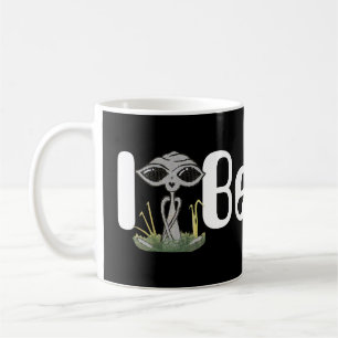 Mug Je crois l'alien s'asseyant