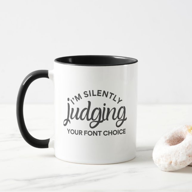 Mug Je juge en silence ton choix de police drôle (Avec donut)
