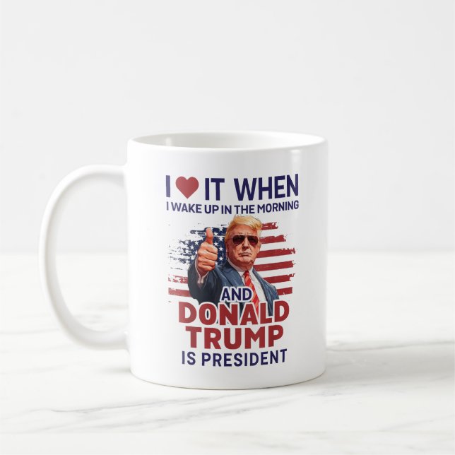 Mug Je L'Aime Quand Je Me Réveille Et Trump Est Présid (Gauche)