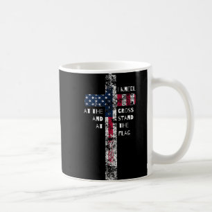 Mug Je m'agenouille à la croix et je me tiens au drape