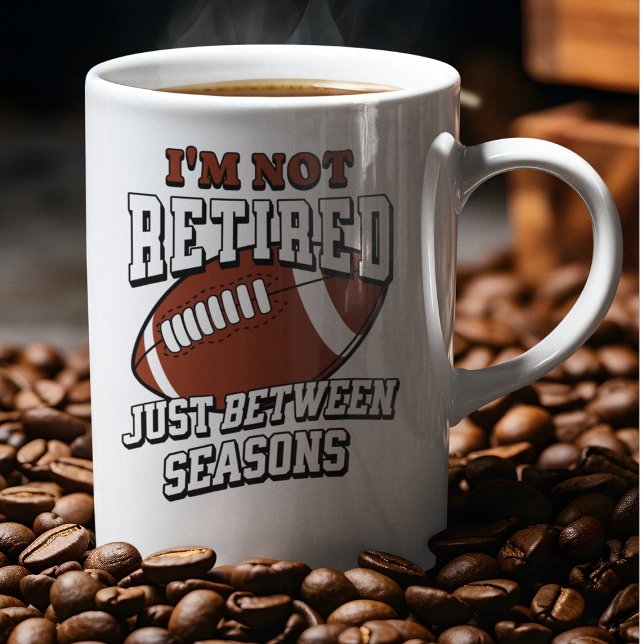 Mug Je ne suis pas à la retraite juste entre les saiso (Créateur téléchargé)