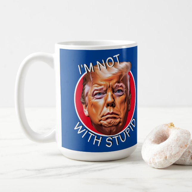 Mug Je ne suis pas avec Trump stupide (Avec donut)