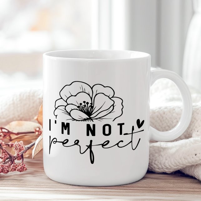 Mug "Je ne suis pas parfait" Floral noir et blanc ("I'm Not Perfect" Black and White Floral Coffee Mug on a sunny boho wooden table with pink flower.)