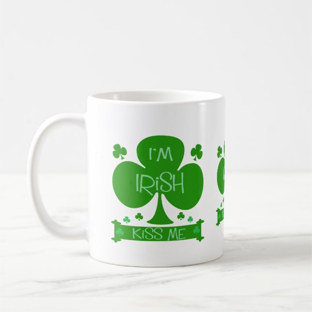 Mug Je suis irlandais, m'embrasse, shamrocks attaque (Gauche)