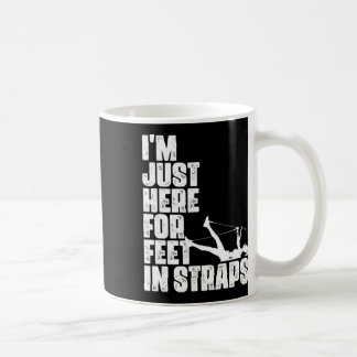 Mug Je suis juste ici pour les pieds dans les sangles 