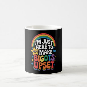 Mug Je suis juste là pour faire enrager les bigots LGB