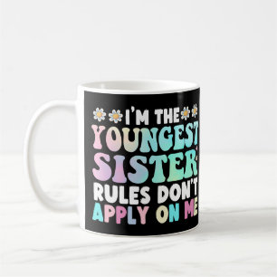 Mug Je suis la plus jeune soeur règles ne s'appliquent
