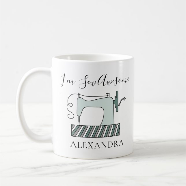 Mug Je suis Sew Awesome Sewing Machine Stitcher Nom (Gauche)