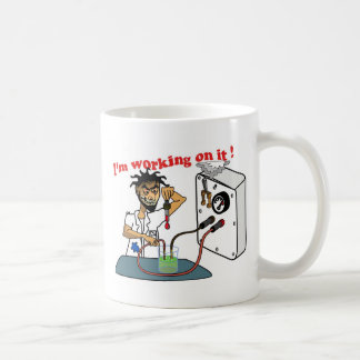 Mug Je travaille à lui
