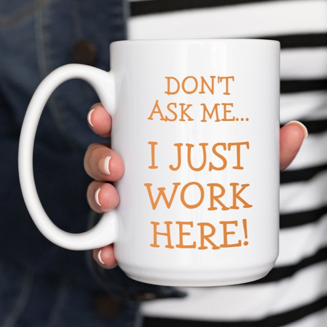 Mug Je Travaille Juste Ici Drôle (Don't ask me... I just work here! A funny coffee mug for coworkers and employees.)