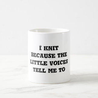 Mug Je tricote parce que les petites voix m'indiquent
