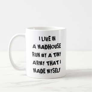 Mug Je vis dans une course de maison de fous à côté