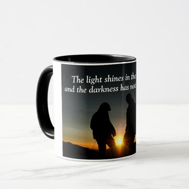 Mug Jean 1:5 La lumière brille dans l'obscurité (Devant gauche)
