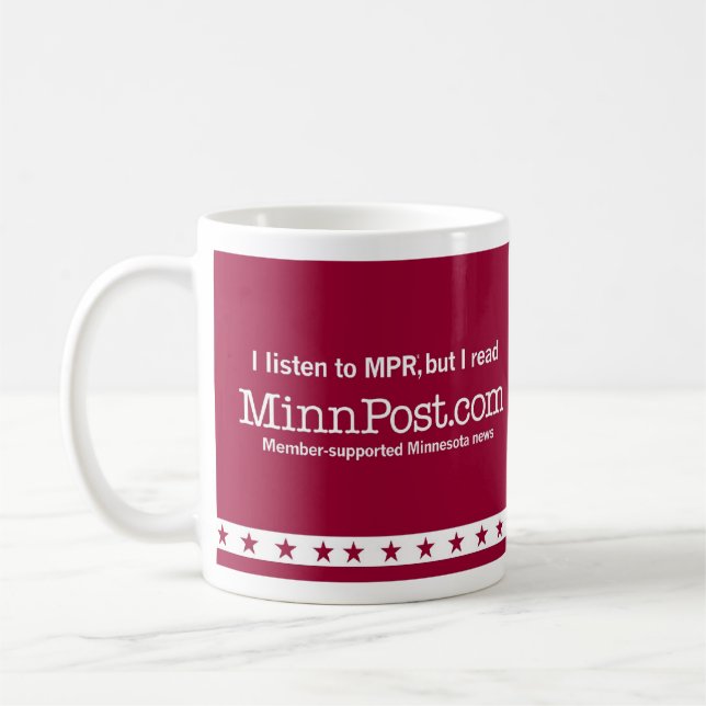 Mug J'écoute MPR®, mais je lis le CAFÉ M de (Gauche)