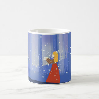 Mug jeune fille attrapant des lucioles dans la forêt
