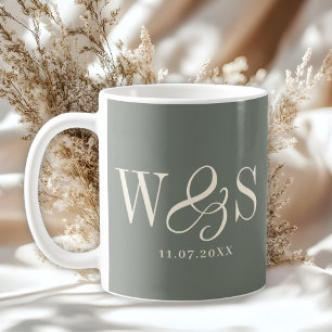 Mug Jeunes mariés élégants aux initiales de sauge