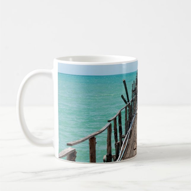 Mug Joli pont en bois avec arrière - plan bleu de mer  (Gauche)