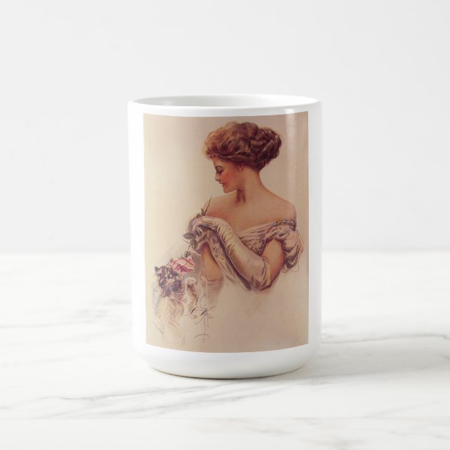 Mug Jolie femme tenant un chaton (par Harrison Fisher) (Centre)