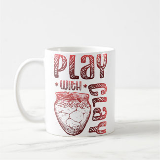 Mug Jouer avec la poterie en argile