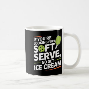 Mug Joueur de Pickleball Cherchant un Service Souple A