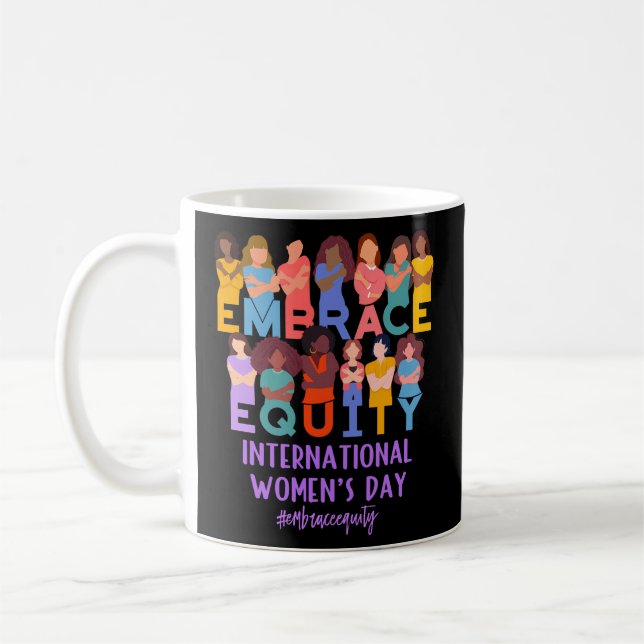 Mug Journée Internationale 2023 : Embrasser Les Action (Gauche)