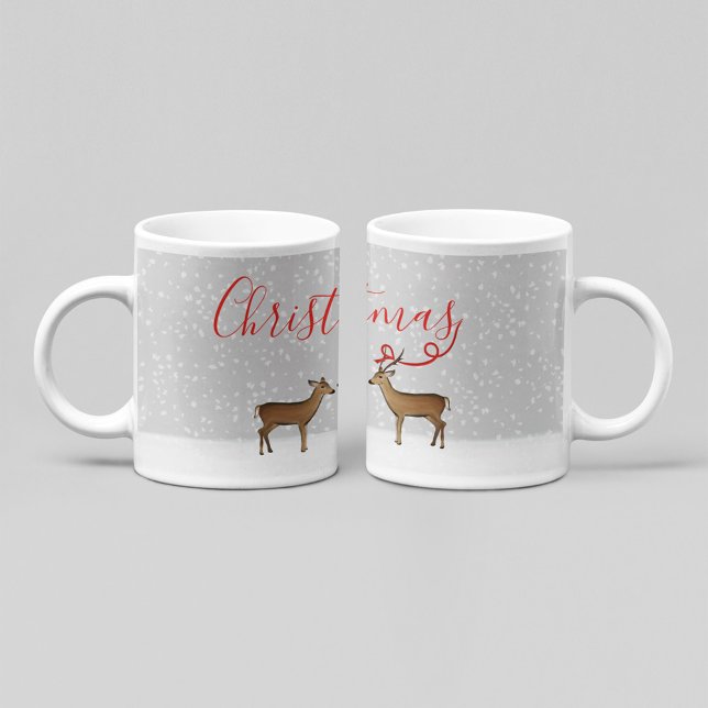 Mug Joyeux Noël Cerf d'hiver avec ruban (Woodland deer Merry Christmas mug with snowy winter background and elegant red script holiday design)