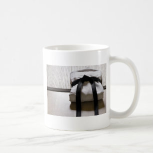 Mug Judo Gi sur le tapis Tatami