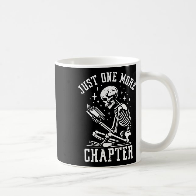Mug Just One More Chapter, Funny Skeleton Reading Book (Droite)