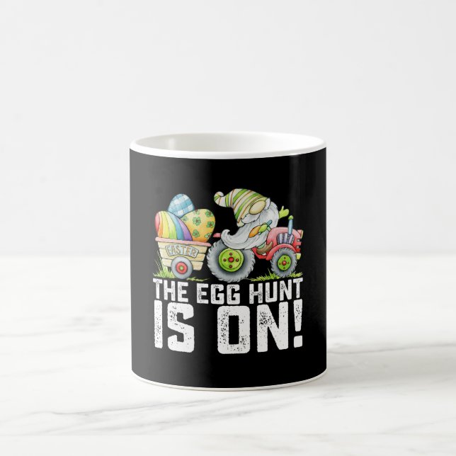 Mug La Chasse Aux Oeufs Est Sur Gnome Drôle Pâques (Centre)
