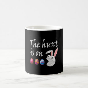 Mug La chasse est sur la chasse aux oeufs de lapin de