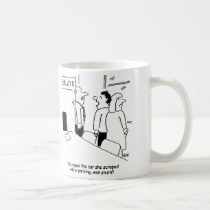 Mug La femme se débarrasse de la voiture de la conseil