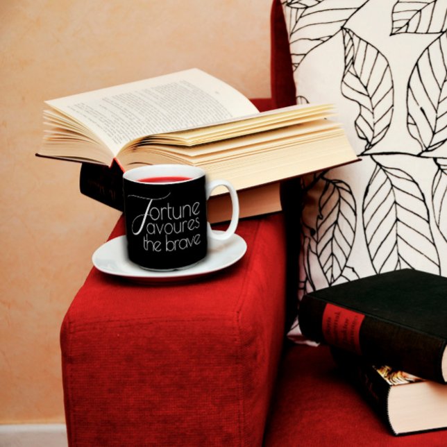 Mug La fortune affirmative favorise le brave noir (Créateur téléchargé)