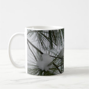 Mug La neige a couvert des aiguilles de pin