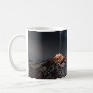 MUG LA NEIGE COUVERT LA MONTAGNE SOUS LE CIEL BLEU PEN