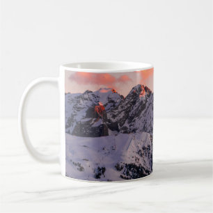 MUG LA NEIGE COUVERT LA MONTAGNE SOUS LE CIEL NUAGE PE
