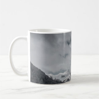 MUG LA NEIGE COUVERT LA MONTAGNE SOUS LE CIEL NUAGE PE