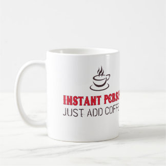 Mug La personne instantanée ajoutent juste le café