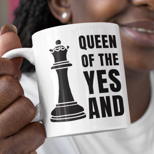 Mug LA REINE D'Échecs DE L'OUI ET L'Improvisation (Fun Improv QUEEN OF THE YES AND featuring queen chess piece and CUSTOMIZABLE TEXT Great gift for her)